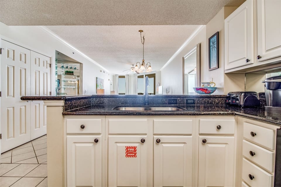 Palacio 404 Kitchen Counter and Bar