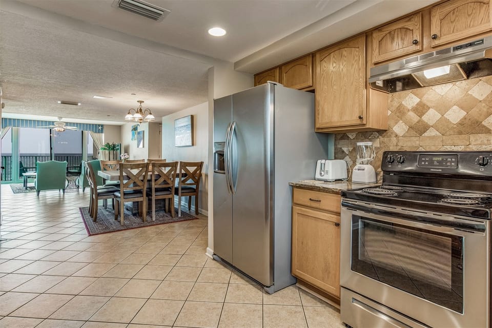 Perdido Towers 507 Kitchen and Dining Room