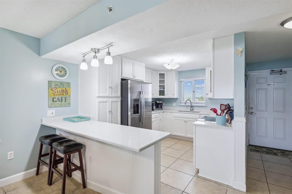 Sandy Key 415 Kitchen and Kitchen Bar Seating
