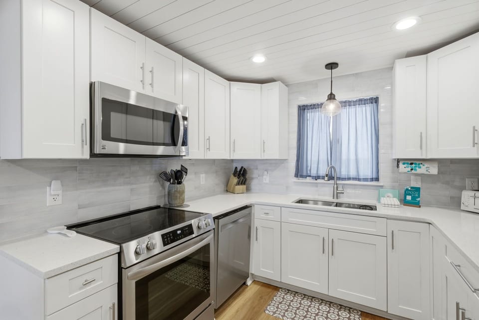 Sandy Key 622- Kitchen & Stainless Steel Stove