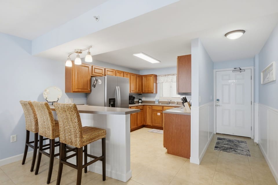 Sandy Key 637-  Picture yourself unwinding at this inviting breakfast bar, where you'll start your mornings with coffee and plan your day's adventures in comfort and style.