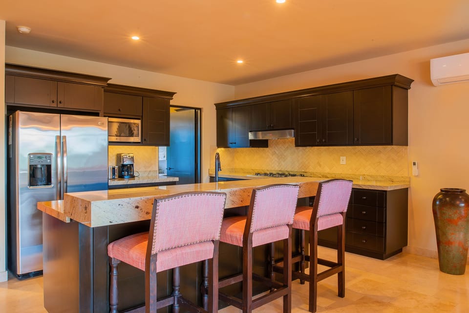 Fully equipped kitchen with bar seating
