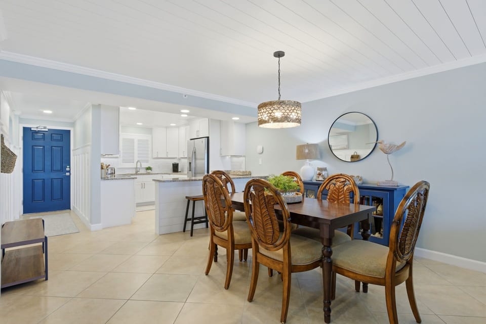 Sandy Key 818- Dining Room & Kitchen
