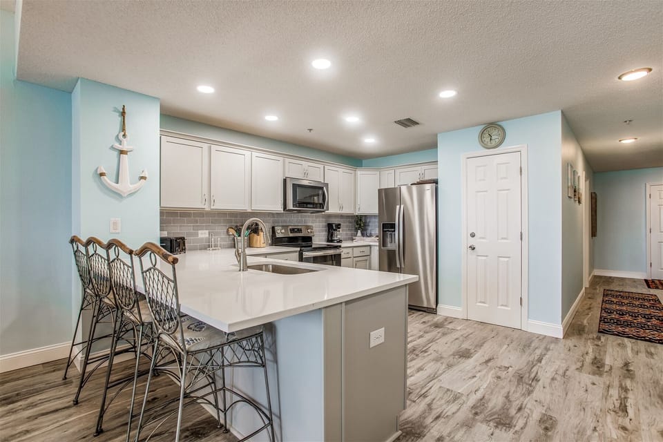 Spanish Key 206 Kitchen Counter and Seating for 4