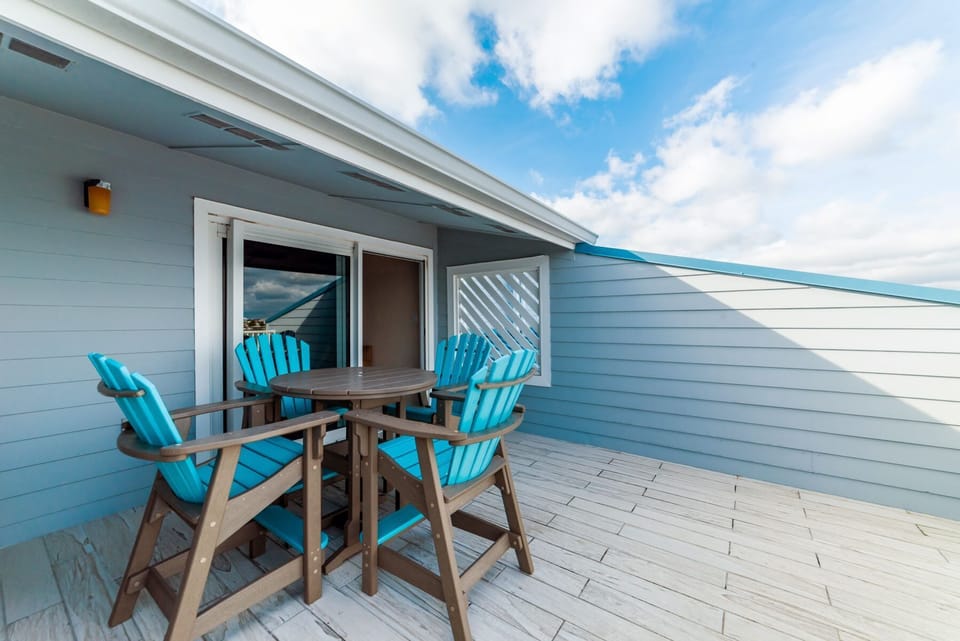 Sundown D32 Balcony with Table and Chairs