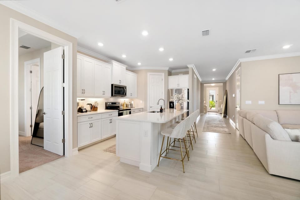 Large, open, high ceilings - hallway leading to the kitchen/living/dining