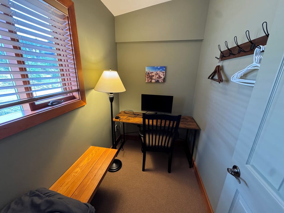 2nd floor desk closet room
