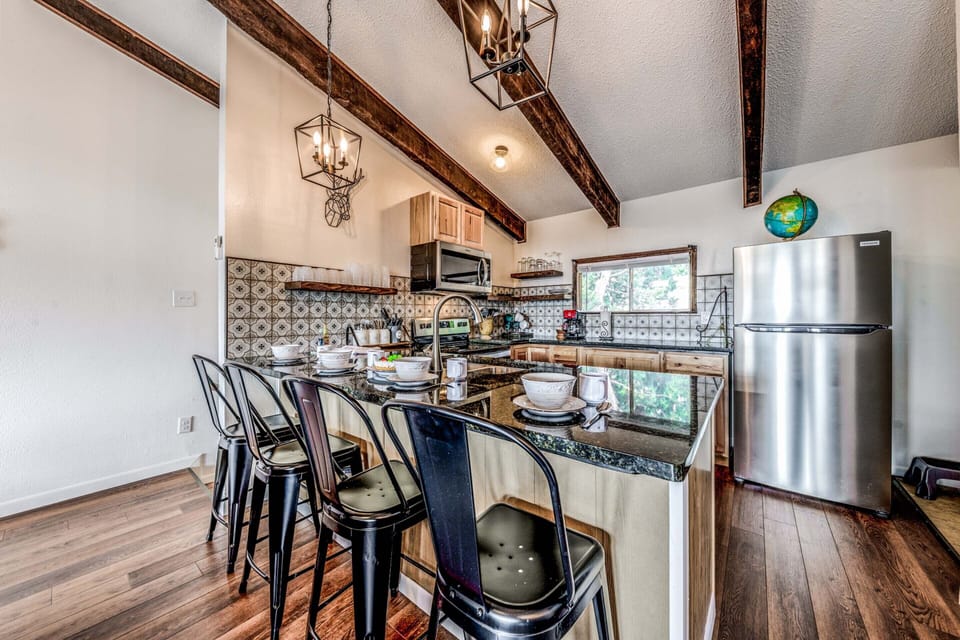 Breakfast Bar - Seating for 4 - Second Floor