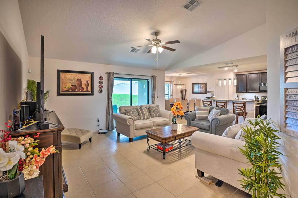 Living Room | Free WiFi | Smart TV | Central A/C & Heat
