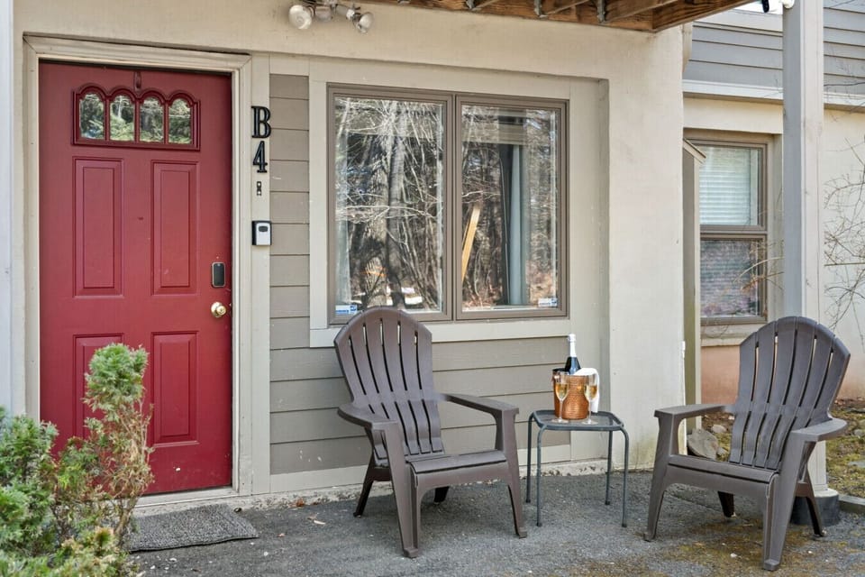 One of the few true ski on/ski out cabins on Hunter Mountain. Strap on directly from your porch, and ski back on directly to your home with an electric fireplace to warm you up!