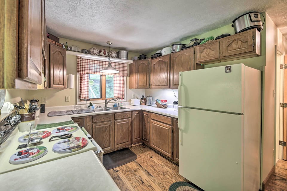 Kitchen | Cooking Basics | Coffee Maker | Paper Towels/Trash Bags Provided