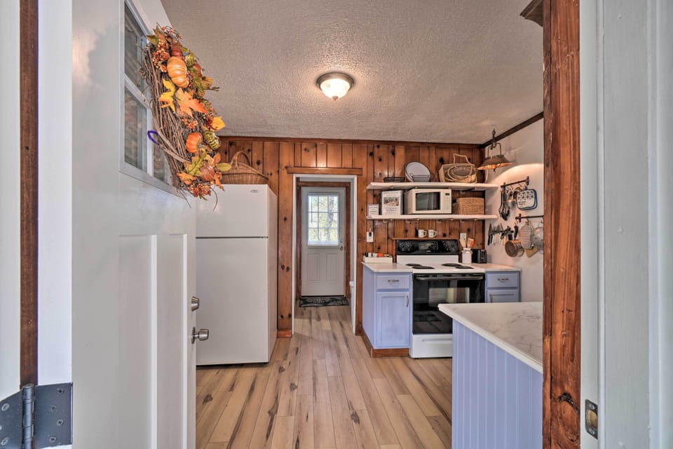 Kitchen | Cooking Basics | Coffee Maker | Paper Towels/Trash Bags Provided