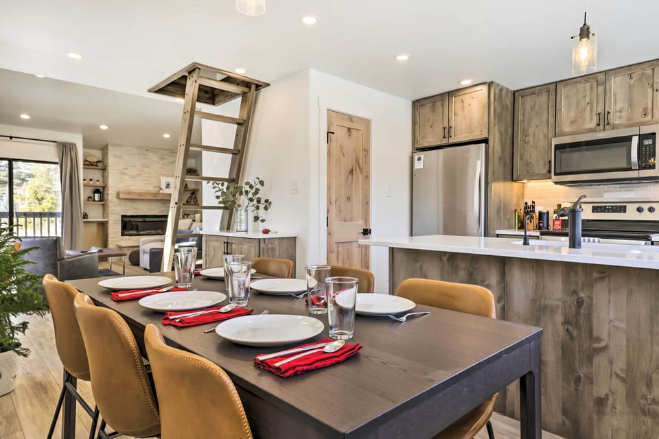Dining Area | Smart TV | Central Heat