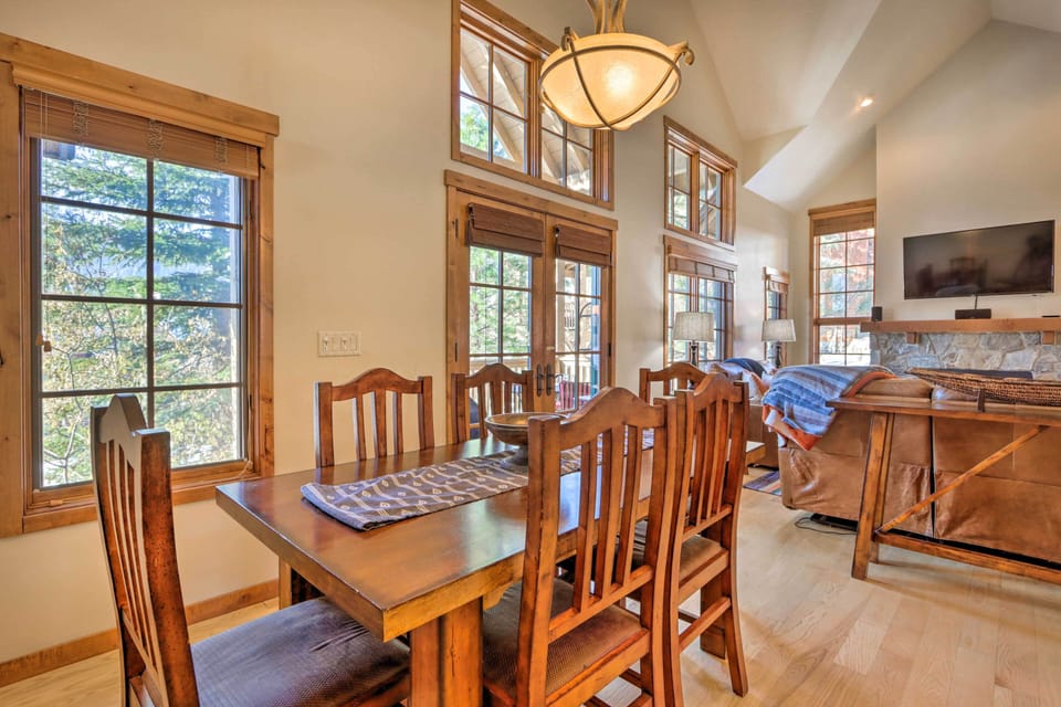 Dining Area | Dishware & Flatware Provided