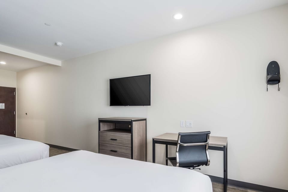 Catch up on work at the desk, then stream easily.