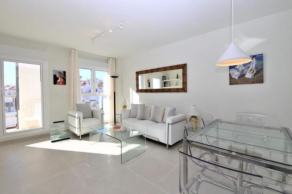 Modern and bright lounge with dining area