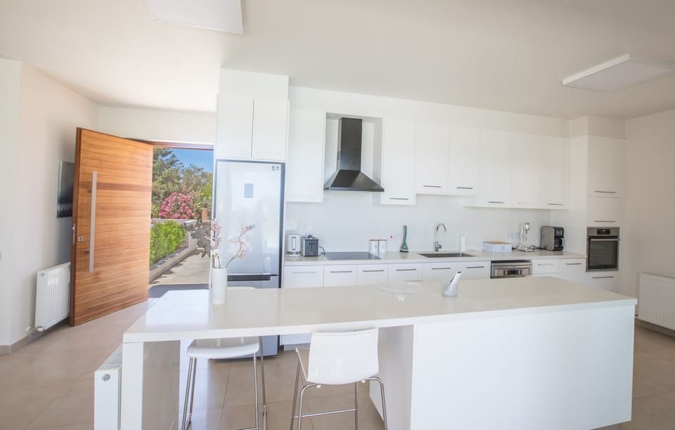 Fully Equipped Kitchen including breakfast bar with extra seating for 2 people