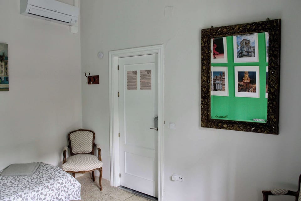 Verde bedroom
