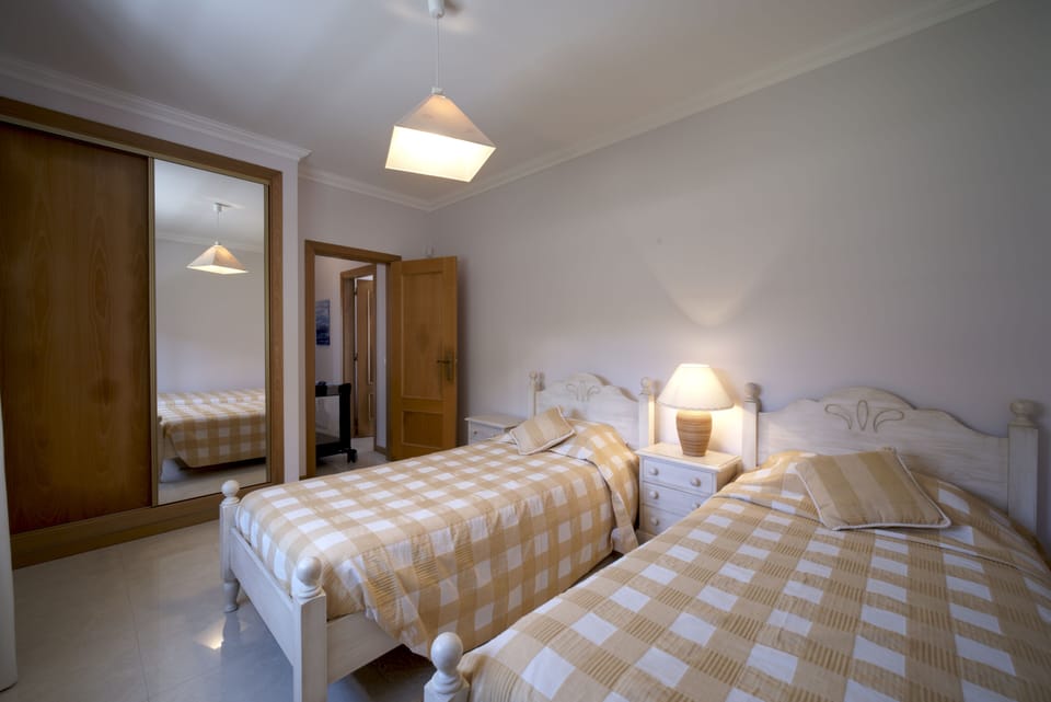 Downstairs twin bedroom 