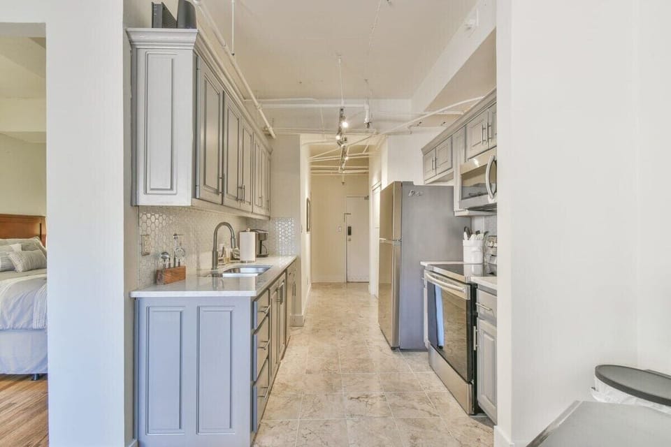 A view of the kitchen!