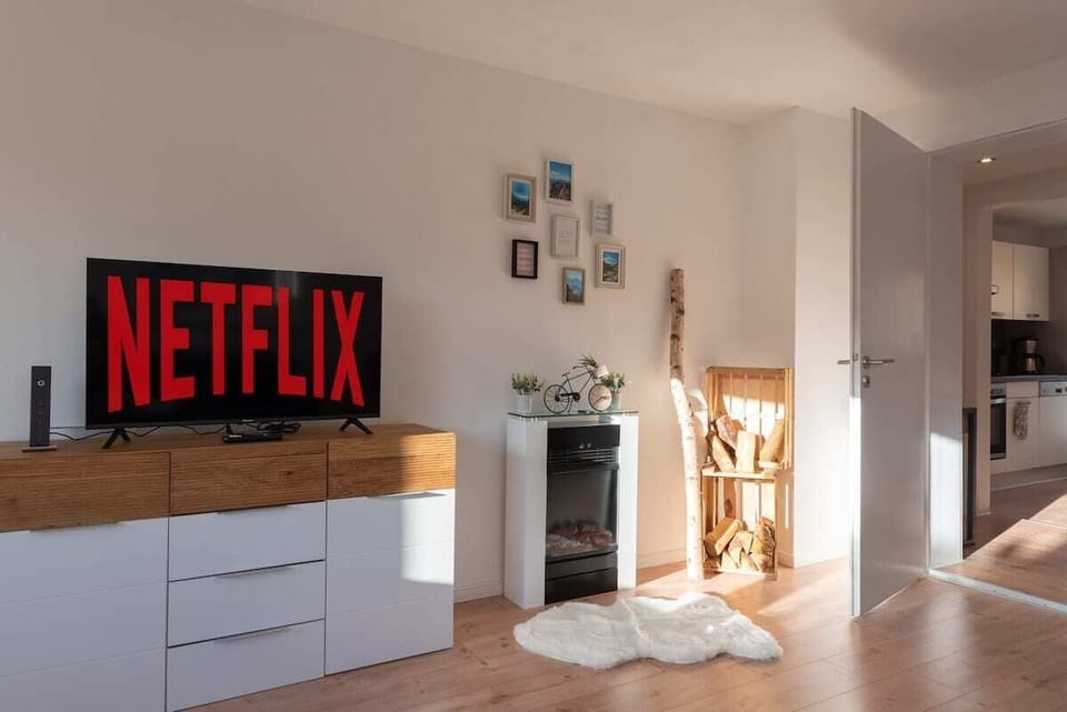 Freu dich auf einen gemütlichen TV-Abend bei Netflix, Amazon & Co. vor dem warmen Elektrokamin.