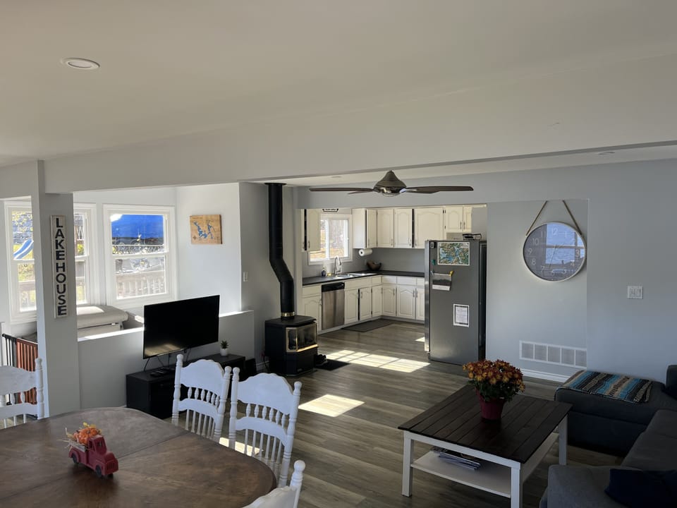 Open and spacious living/dining room