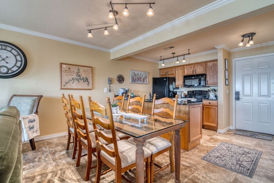 Eat in kitchen