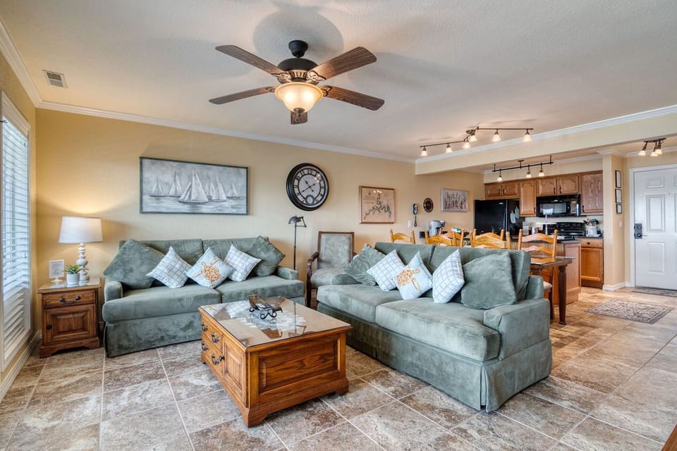 Sofa sleep and open floorpan w/lake view