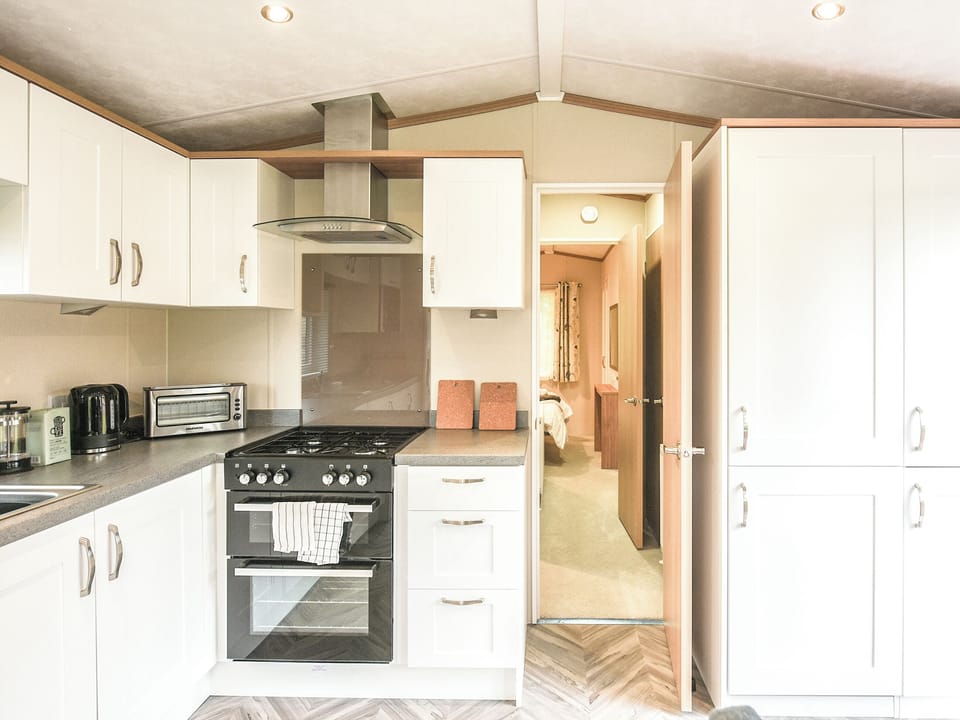 Kitchen | Marlow Lodge - Daisy Bank Touring Caravan Park, Montgomery
