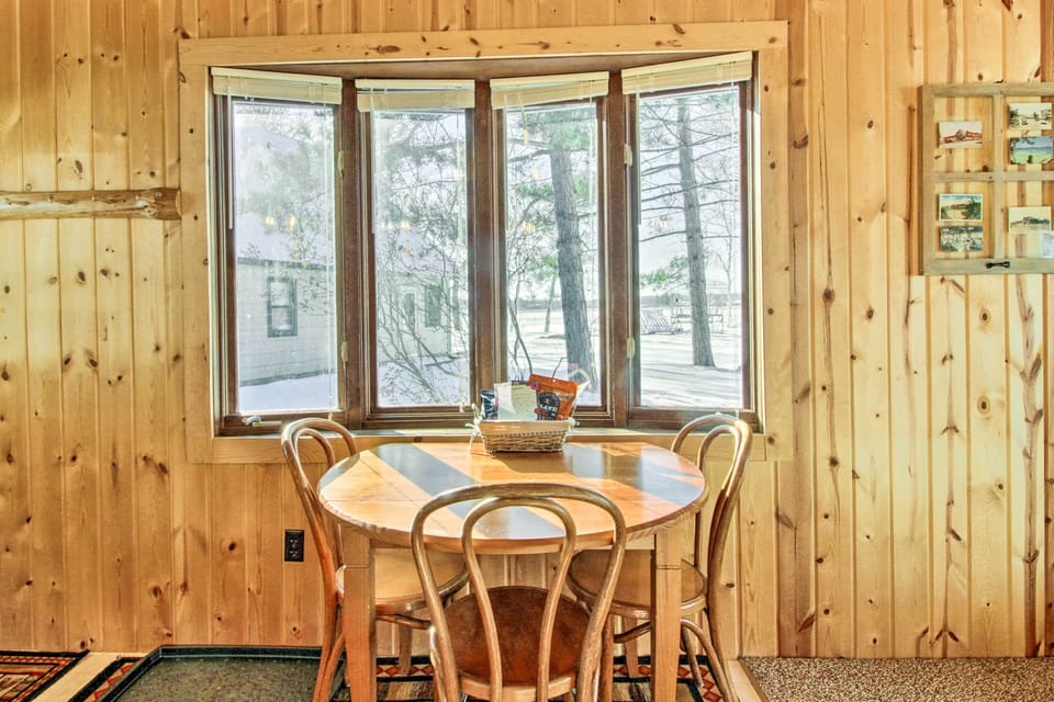 Dining Area | Dishware & Flatware Provided