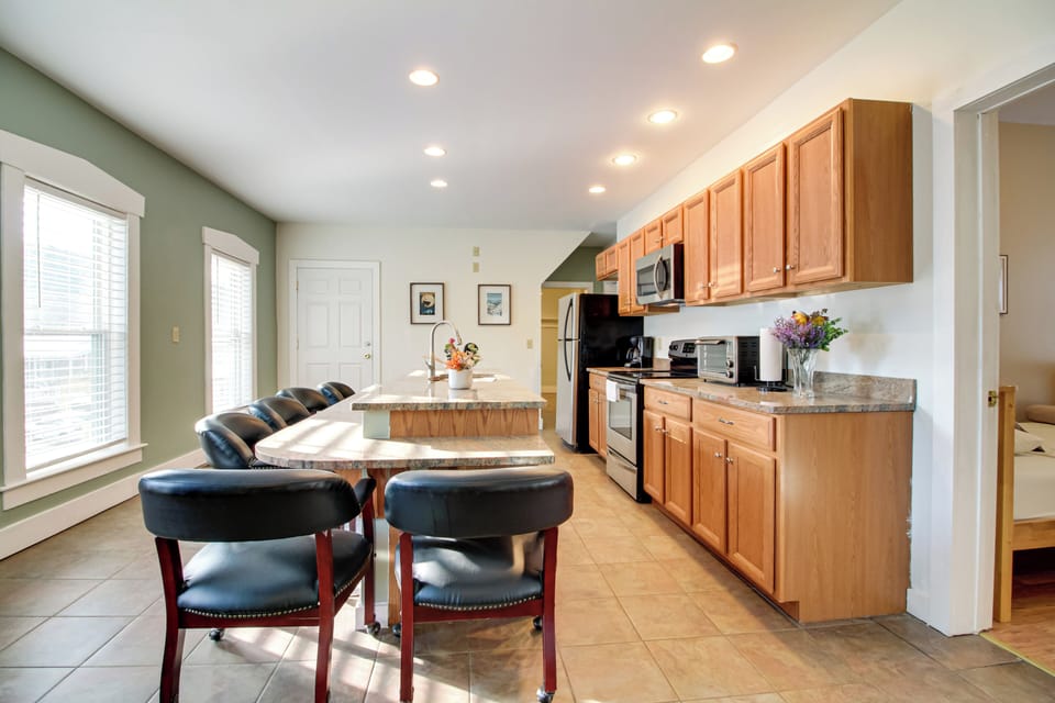 Kitchen | Cooking Basics | Island w/ Seating