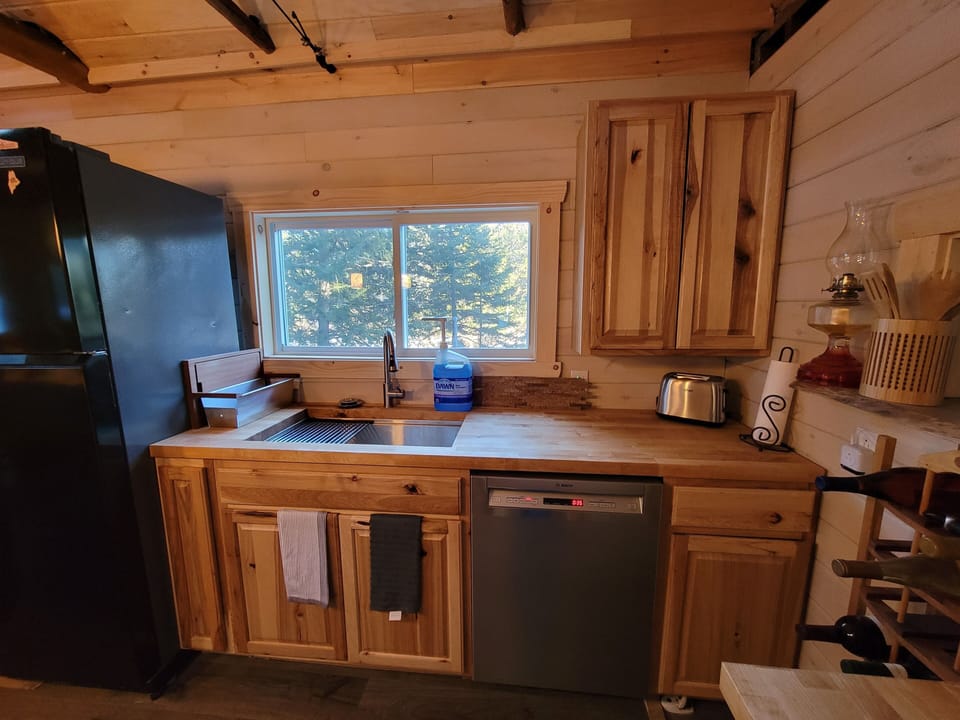 Full Kitchen w/Bosch Dishwasher