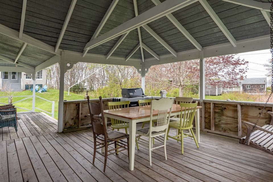 Outside covered back porch with BBQ grill - perfect for a family meal at the end of the day!