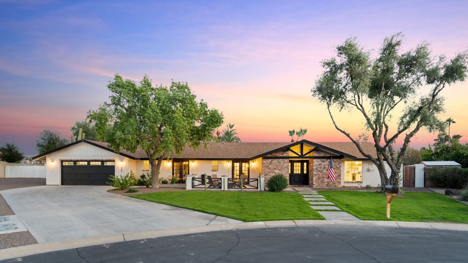 Front of home, huge driveway, cul-de-sac lot