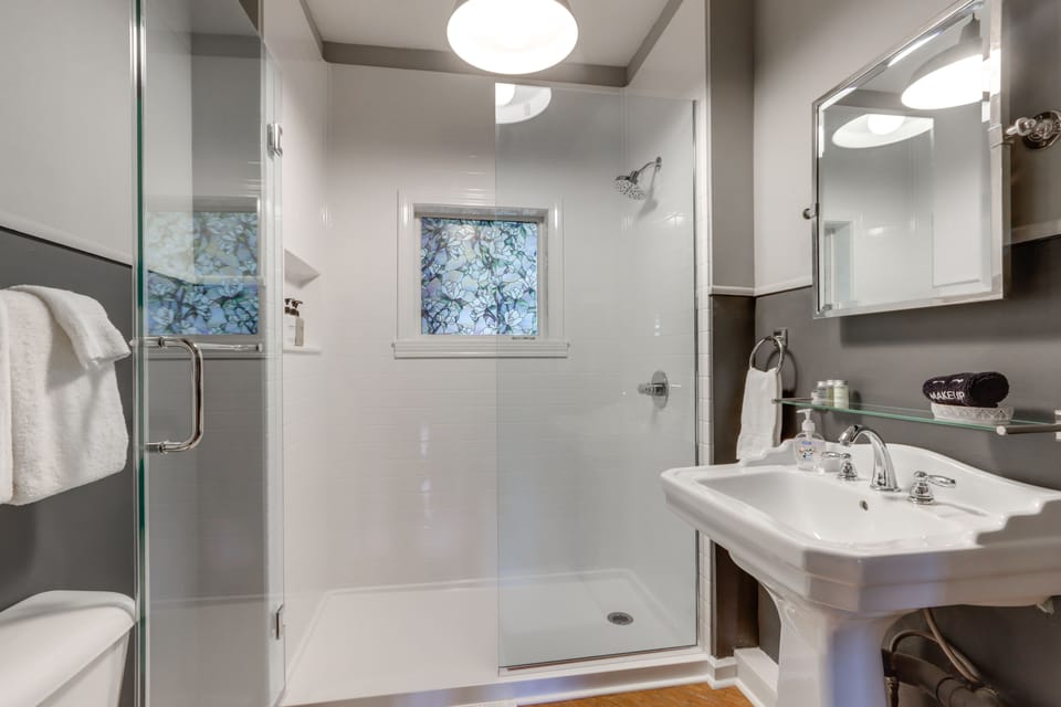 Full Bathroom | Linens & Towels | Complimentary Toiletries | Newly Remodeled