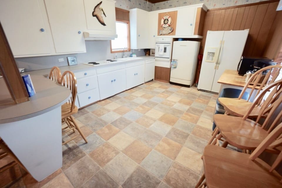 Spacious Kitchen with bar area