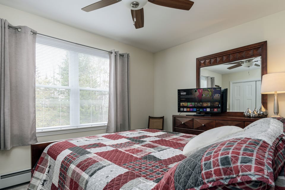 Cozy bedroom with smart TV and high speed Wifi. 