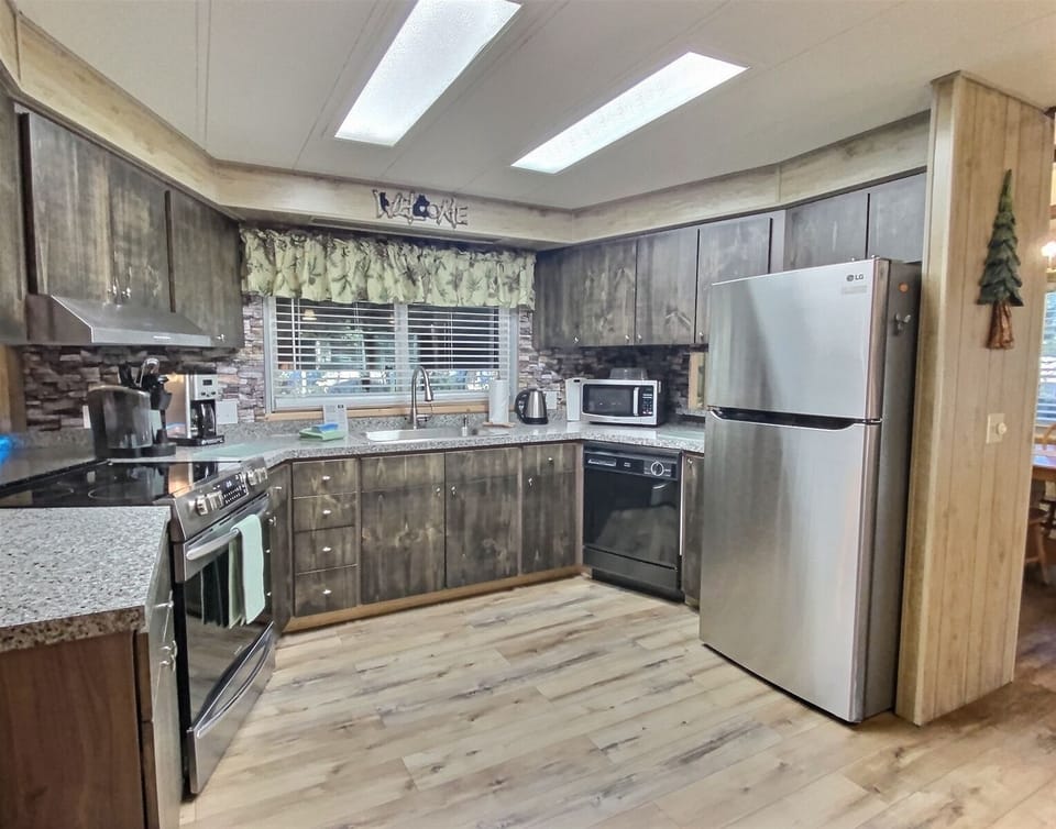 Fully equipped kitchen. Keurig and regular coffee makers