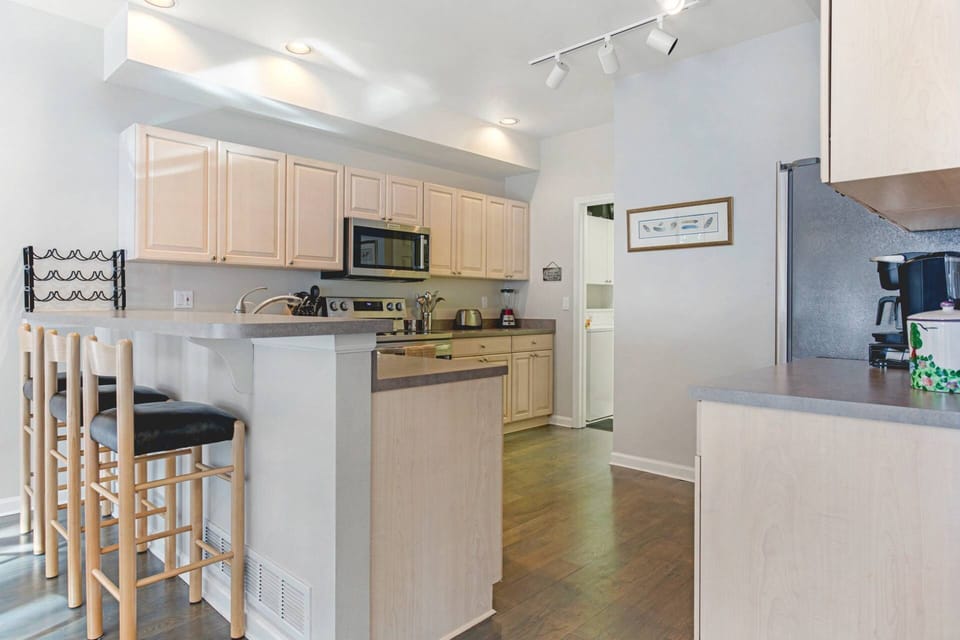Large Fully Stocked Kitchen with Coffee and Tea Bar. (Drip Coffee, Single Serve Keurig, Electric Kettle)