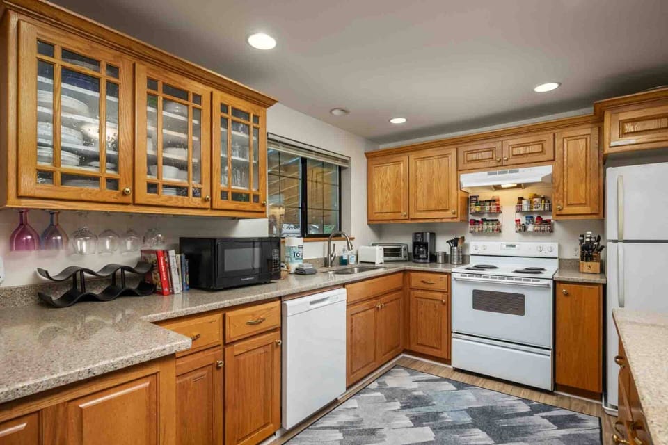 Cook delicious meals for breakfast, lunch, and dinner in this fully equipped kitchen. We suggest grabbing some seafood from a local market.