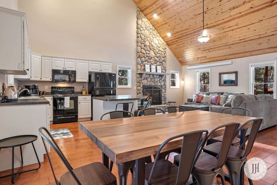 Enjoy our fancy kitchen and eat with your family and friends at our 8-seat dining table.