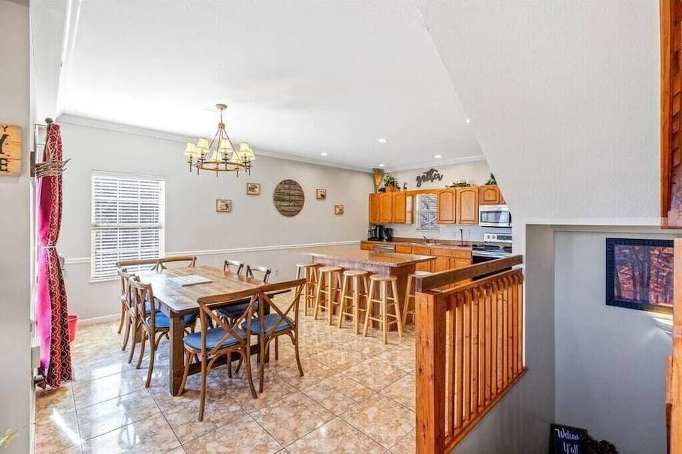 Chalet in the Sky's inviting dining area