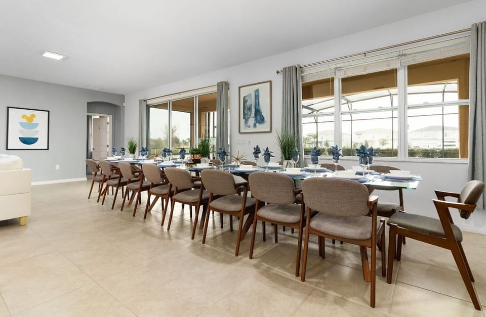 Spacious Dining Table for lots of guests!