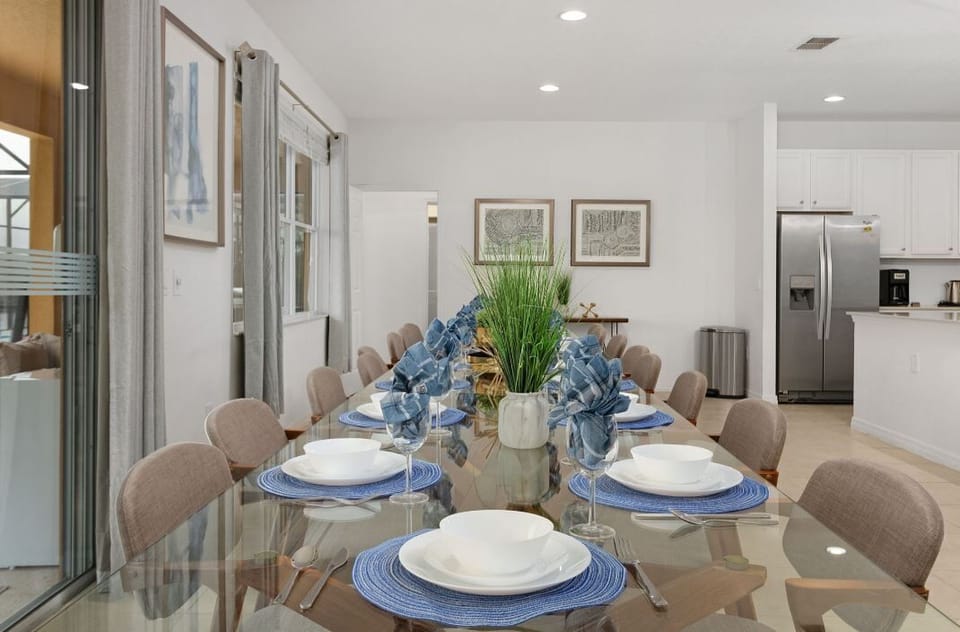 Spacious Dining Table for lots of guests!