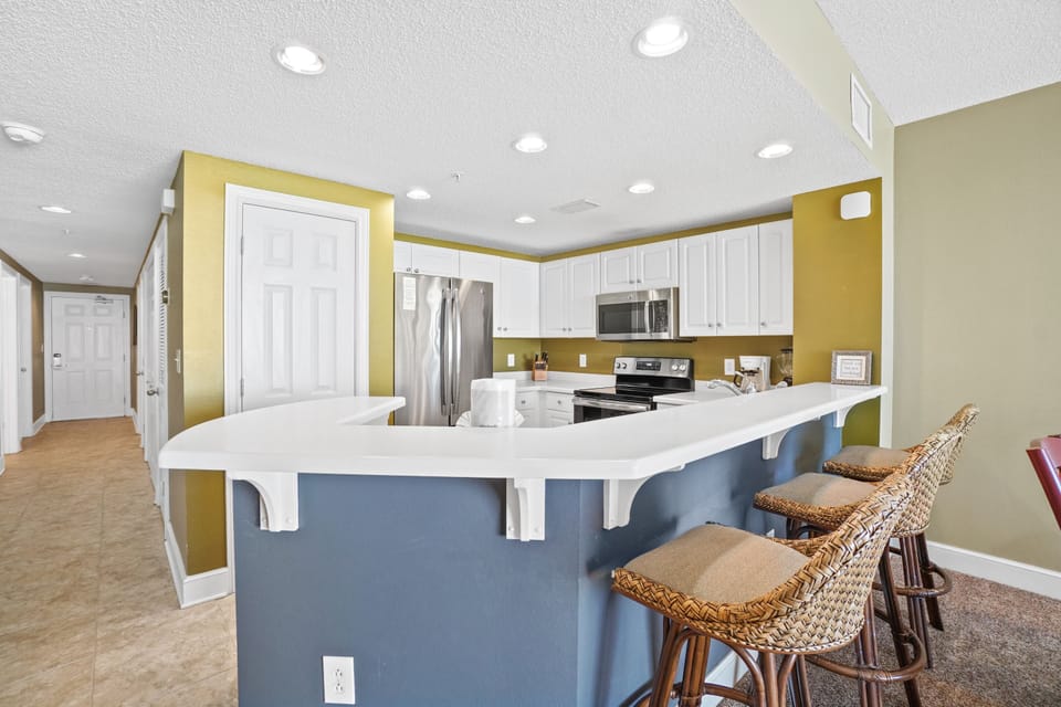 Kitchen with Breakfast Bar