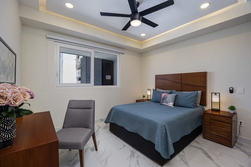 Guest Room - Queen Bed with Desk