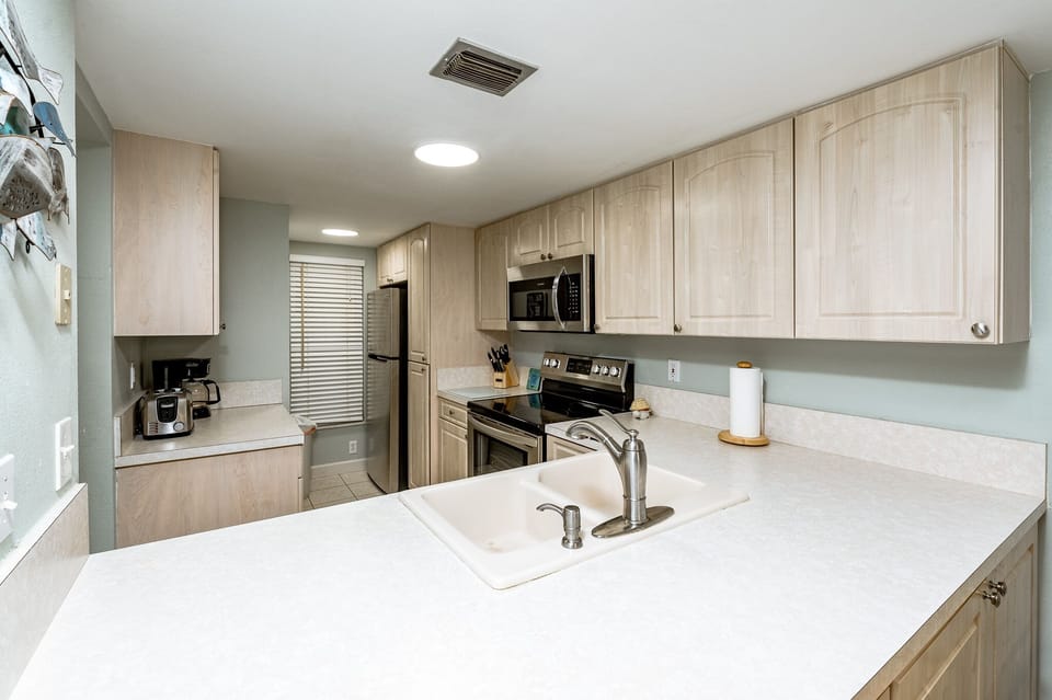 Full kitchen with Kitchenware