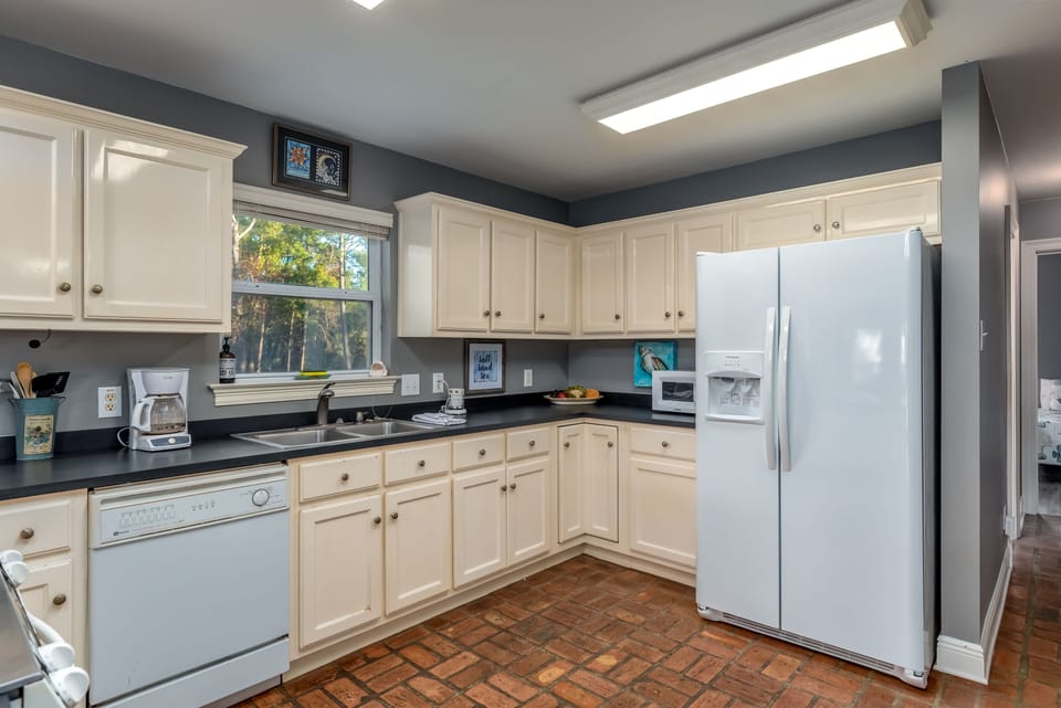 Fully Equipped Kitchen at the Island Spot