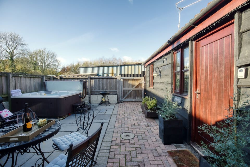 The garden with hot tub at Grindle Cottage, Devon