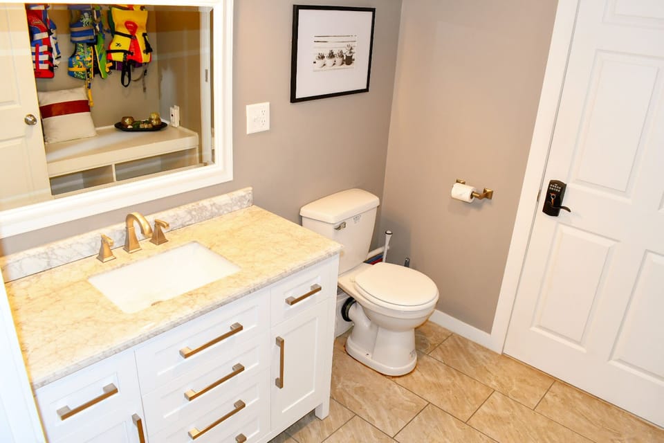 Downstairs bathroom for easy use from waterfront